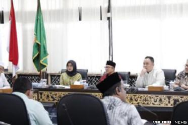 Ketua DPRD Sumbar, Muhidi (kanan) didampingi Ismelda...