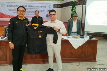 Anggota DPD RI, Alirman Sori memperlihatkan baju seragam...