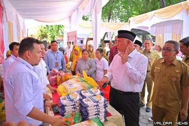 Gubernur Sumbar, Mahyeldi meninjau bazar kebutuhan pangan...