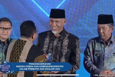 Sekjen Kemendikbudristek, Suharti serahkan penghargaan...