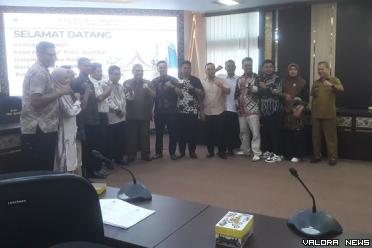 Ketua DPRD Sumbar, Muhidi foto bersama Asosiasi Tenaga...