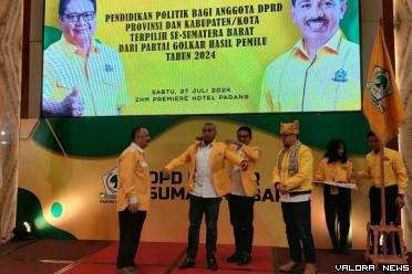 Ketua DPD Partai Golkar Sumbar, Khairunnas memasangkan jas...