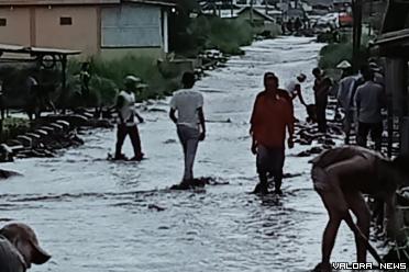 Banjir Bandang Hondoh Nagari Bukik Batabuah, Mobil Parkir...