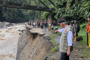 Gubernur Sumatera Barat, Mahyeldi mengunjungi lokasi banjir...