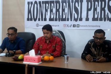 Ketua Bawaslu Padang, Eris Nanda (tengah) didampingi...