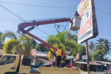 Truk crane Pemkab Padang Pariaman, menurunkan APK seorang...