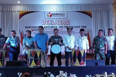 Ketua Bawaslu Sumbar, Alni bersama dua orang calon wakil...