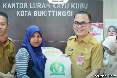 Pjs Wali Kota Bukittinggi, Hani Syopiar Rustam menyerahkan...