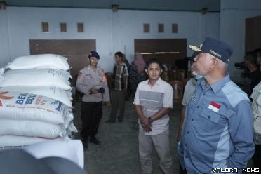 Gubernur Sumbar, Mahyeldi meninjau gudang jelang...