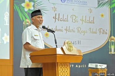 Gubernur Sumatera Barat (Sumbar), Mahyeldi memberikan...