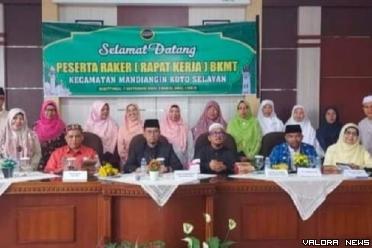 Ketua Pengurus Daerah BKMT Bukittinggi, Syamsul Bahri,...