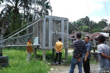 Proses uji coba setelah selesainya pemasangan tower BTS di...