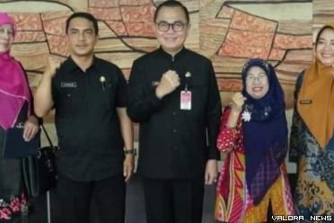 Pjs Wako Bukittinggi, Hani S Rustam, foto bersama dengan...