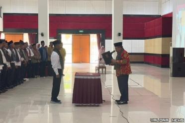 Bupati Agam, Andri Warman mengambil sumpah jabatan...