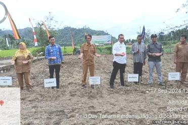 Bupati Rusma Yul Anwar membuka acara Fiel Day Tanam Jagung...