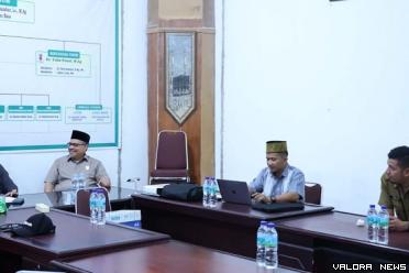 Ketua DPRD Sumbar, Muhidi didampingi Dahrul Idris (Kasubag...