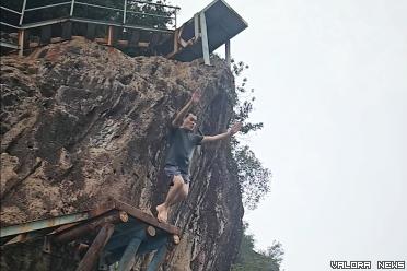 Seorang lelaki muda mencoba atraksi cliff jumping di Pulau...