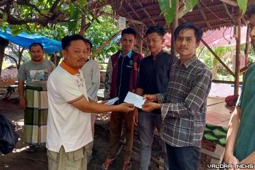 Pembina CSC RM Bang Bonar, Bonar Harahap menyerahkan hadiah...