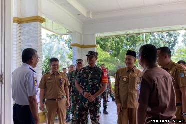 Plt Bupati Pasbar, Risnawanto dan jajaran, menyambut...