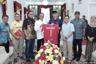 Dirut PT Semen Padang, Indrieffouny Indra bersama CEO PT...