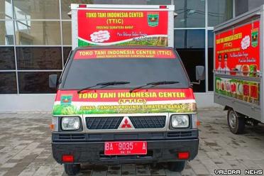 Salah satu mobil yang dijadikan Toko Tani Indonesia Center ...