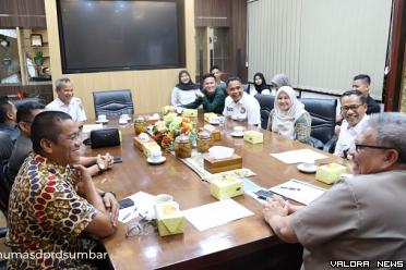 Ketua DPRD Sumbar, Muhidi berdialog dengan Ketua KPID...