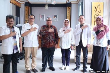 Ketua DPRD Sumbar, Muhidi bersama drg Busril (Dirut RSAM...