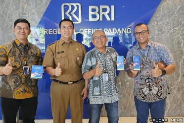 Regional CEO BRI Padang, Moh Harsono Harsono bersama Bima...