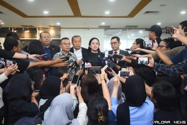 Ketua DPR RI, Puan Maharani didampingi para wakil ketua,...