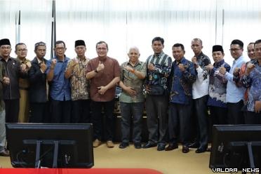 Anggota DPRD Sumatera Barat, Nurfirmanwansyah foto bersama...