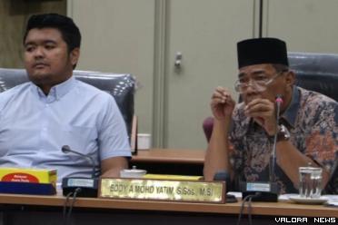 Ketua Komisi I DPRD Riau, Eddy A Mohd Yatim (kanan) saat...