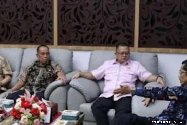 Sekretaris DPRD Sumatera Barat (Sumbar), Raflis berdialog...
