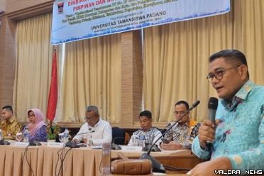 Ketua DPRD Padang, Syafrial Kani menutup kegiatan Bimtek...