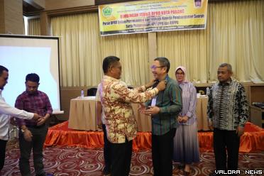 Ketua DPRD Padang, Syafrial Kani memasangkan tanda peserta...