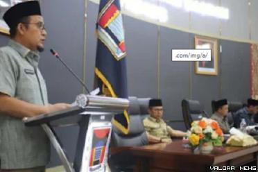 Sekretaris DPRD Padang, Hendrizal Azhar membacakan susunan...