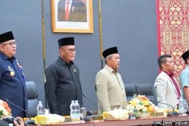 Ketua  DPRD Padang, Syafrial Kani bersama wakil ketua,...