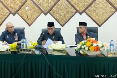 Ketua DPRD Padang, Syafrial Kani didampingi Arnedi Yarmen...