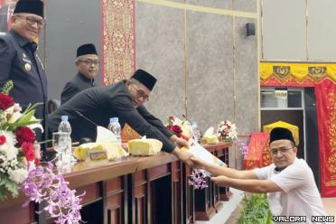 Sekretaris DPRD Padang, Hendrizal Azhar menyerahkan hasil...