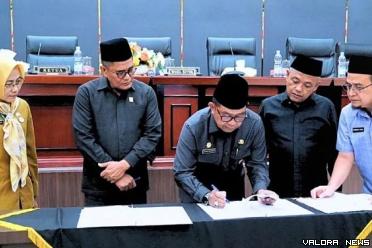 Pj Sekda Padang, Yosefriawan disaksikan Ketua DPRD Padang,...