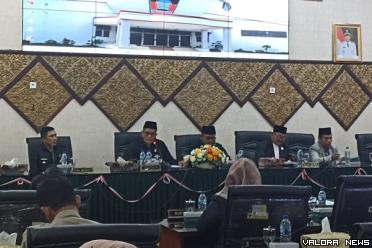 Ketua DPRD Padang, Syafrial Kani didampingi Ekos Albar...