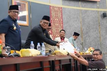 Ketua DPRD Padang, Syafrial Kani didampingi Andree Algamar...
