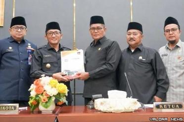 Ketua DPRD Padang, Syafrial Kani didampingi Amril Amin...