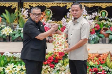 Wakil Ketua DPRD Riau, Agung Nugroho (kanan) menyerahkan...