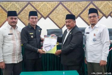 Wakil Ketua DPRD Padang, Amril Amin serahkan nota...