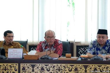 Ketua DPRD Sumbar, Supardi didampingi Ali Tanjung (ketua...