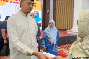 Wako Bukittinggi, Erman Safar serahkan honor berupa uang...