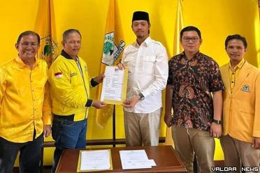 Ketua Partai Gerindra Bukittinggi, Erman Safar serahkan...