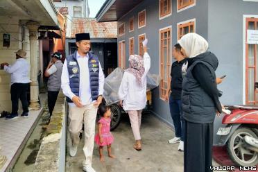 Calon Wali Kota Bukittinggi, Erman Safar didampingi istri,...