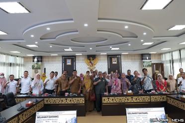 Ketua DPRD Sumbar, Muhidi foto bersama dengan jajaran...