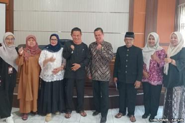 Wakil Ketua FKS Bukittinggi, Ali Rahman foto bersamaa usai...
